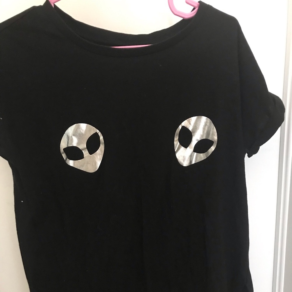 full length alien silver graphic tee